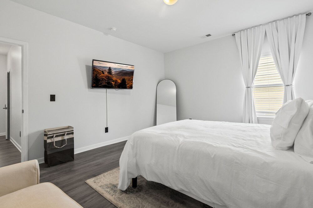 Swing by the HEART of Gainesville to relax & more Gainesville Vrbo