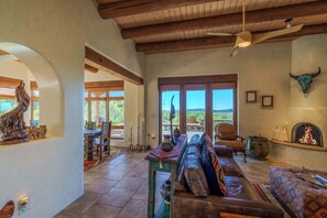 Smart TV, chimenea, oficina