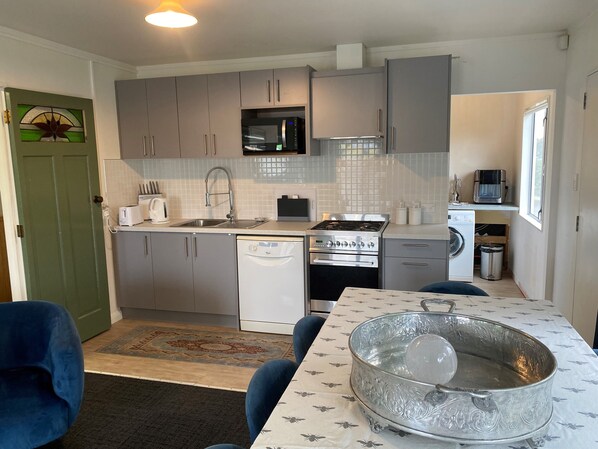 Microones, forn, placa de cuina i rentaplats 