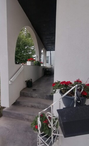 Brand New, quiet oasis near Lester B. Pearson Airport&Casino~in-floor heated 