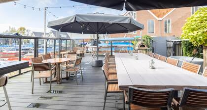 Accommodation by the water with sauna + hot tub