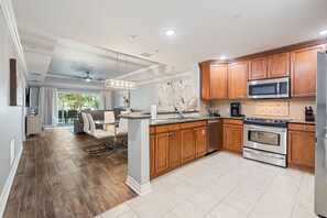 Frigorífico, microondas, horno y placa de cocina