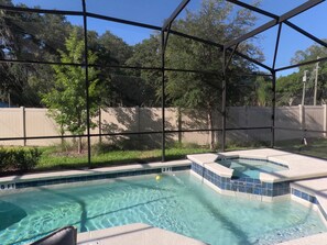 Utomhuspool, öppet 10.00 till 20.00, parasoller och solstolar