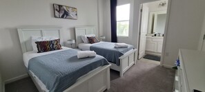 Chambre de base avec lits jumeaux | Literie de qualité, accès au Wi-Fi (inclus), literie fournie