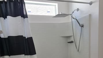 Douche à « effet pluie », serviettes fournies, savon, shampoing