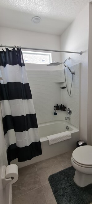 Rainfall showerhead, towels, soap, shampoo - Disney Proximity Escape - Comfort in Kissimmee (Kissimmee)