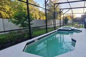 Piscine extérieure, accès possible de 10 h à 20 h, parasols