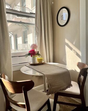 Dining - Charming apartment with Parking and AC in delightful Long Beach (Long Beach)