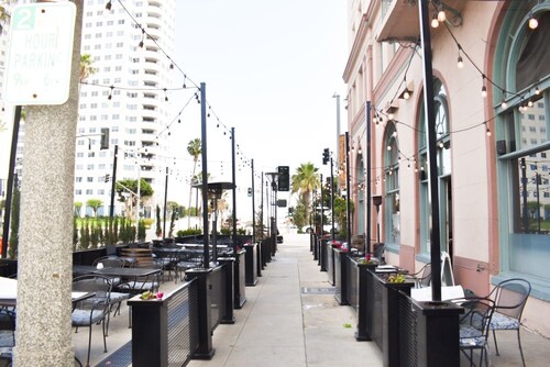 Chic Condo w Parking, AC and steps to Beach and Convention Center 