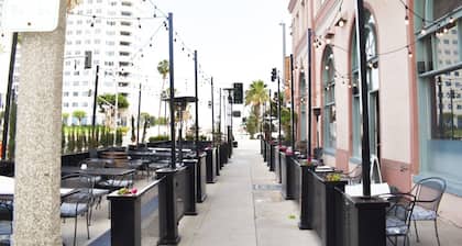 Chic Condo w Parking, AC and steps to Beach and Convention Center