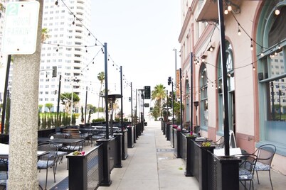 Chic Condo w Parking, AC and steps to Beach and Convention Center 