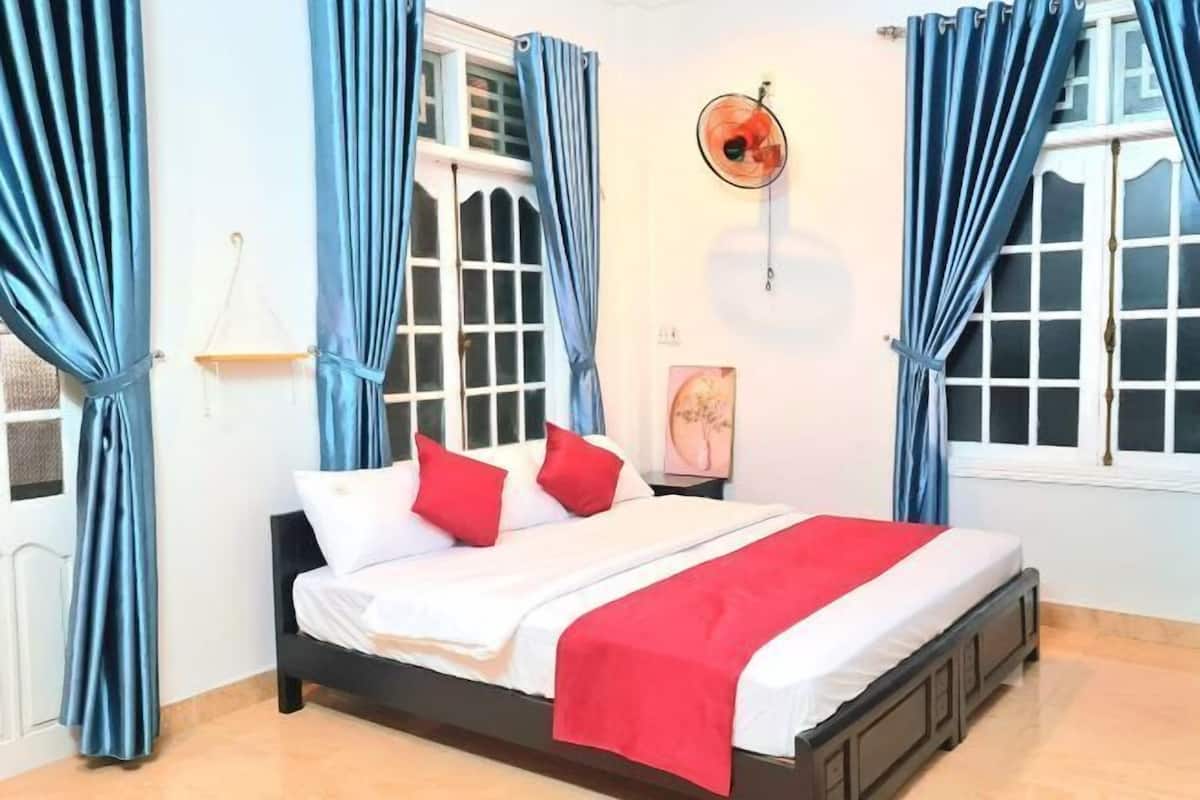 Hypo-allergenic bedding, memory foam beds, free minibar items