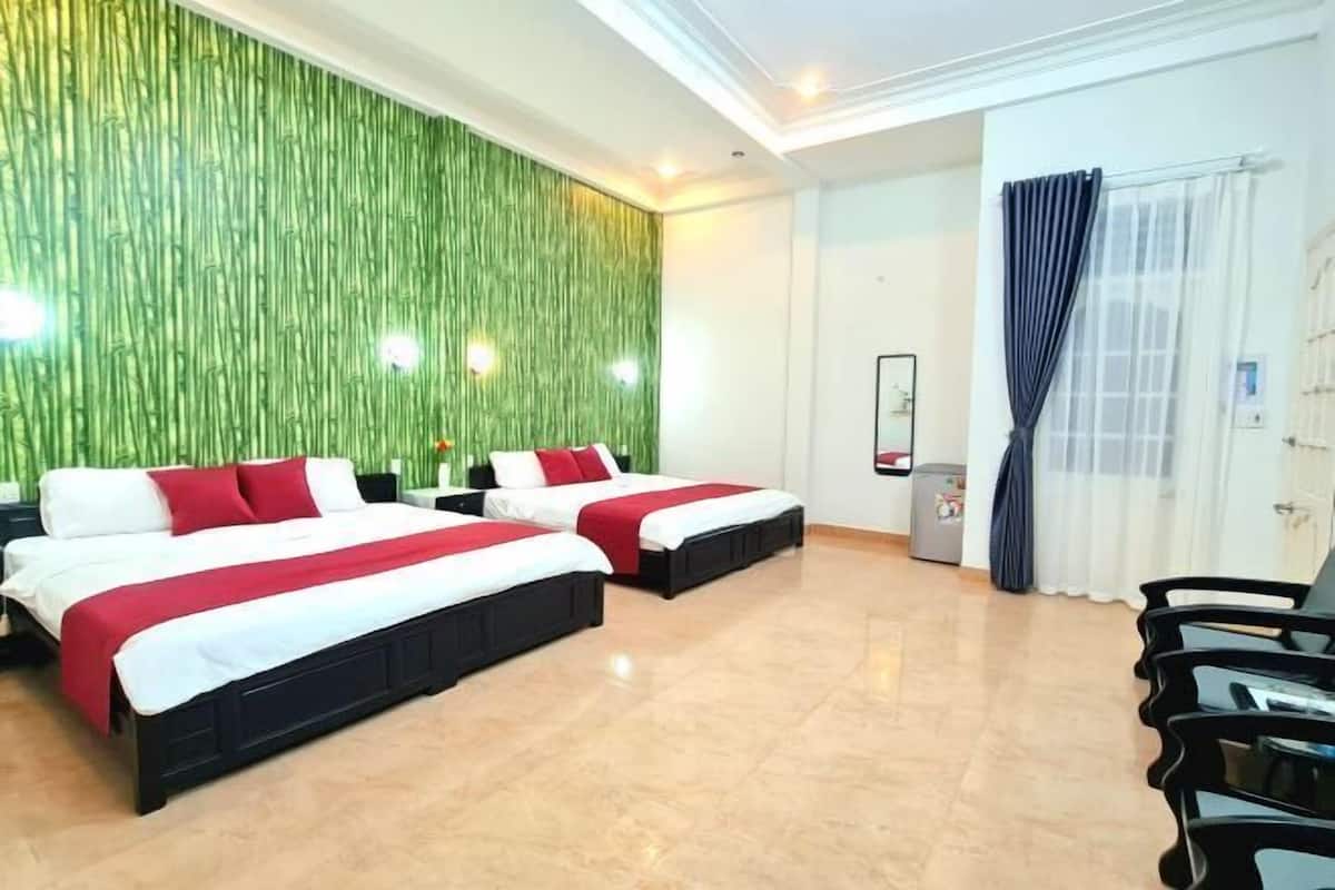 Hypo-allergenic bedding, memory foam beds, free minibar items