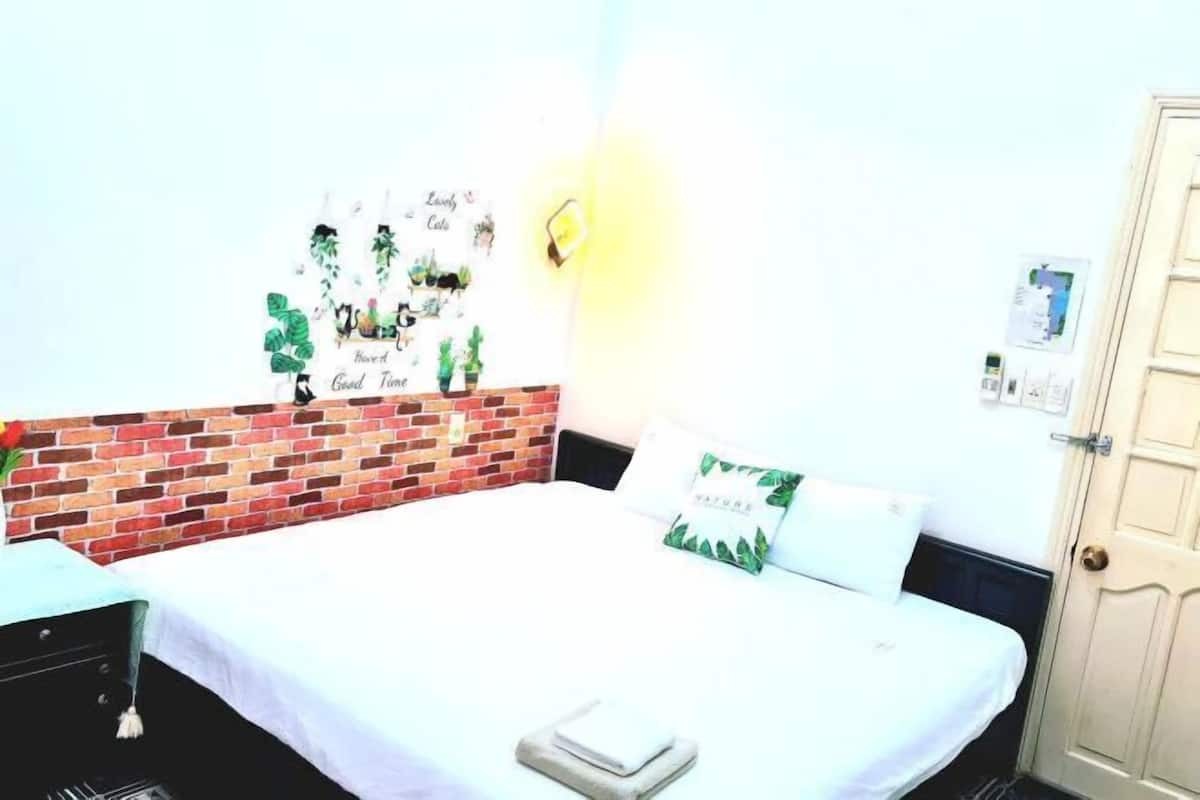 Hypo-allergenic bedding, memory foam beds, free minibar items