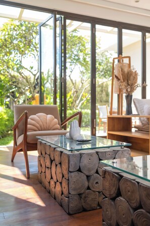 Vila família, vista para o jardim | Sala de estar | Livros