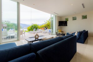 电视、壁炉、书、办公室