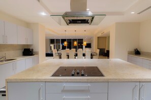 冰箱、微波炉、烤箱、炉灶