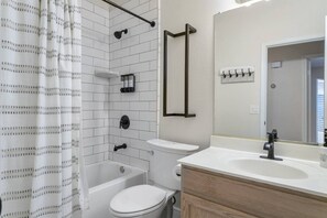 Hair dryer, shampoo - Single Story, Dog Friendly, Great Location Near Dining, Shopping + Major Sports Venues, BBQ, WIFI (Avondale)