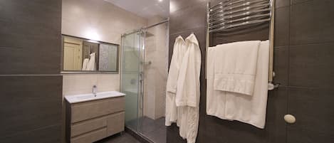 Shower, jetted bath, hair dryer