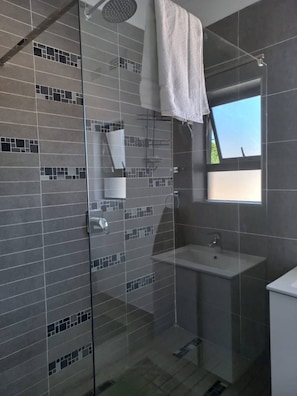 Shower, towels - Comfortable and luxurious stay (Gweru)