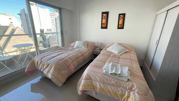 1 habitación, tabla de planchar con plancha, internet y ropa de cama