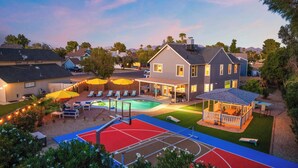 Un quartier résidentiel doté d’une piscine, d’un espace extérieur aménagé et d’un court de tennis.