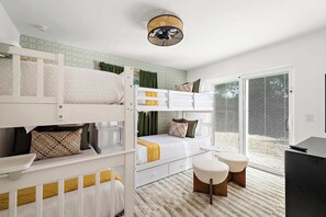 7 habitaciones, escritorio y tabla de planchar con plancha