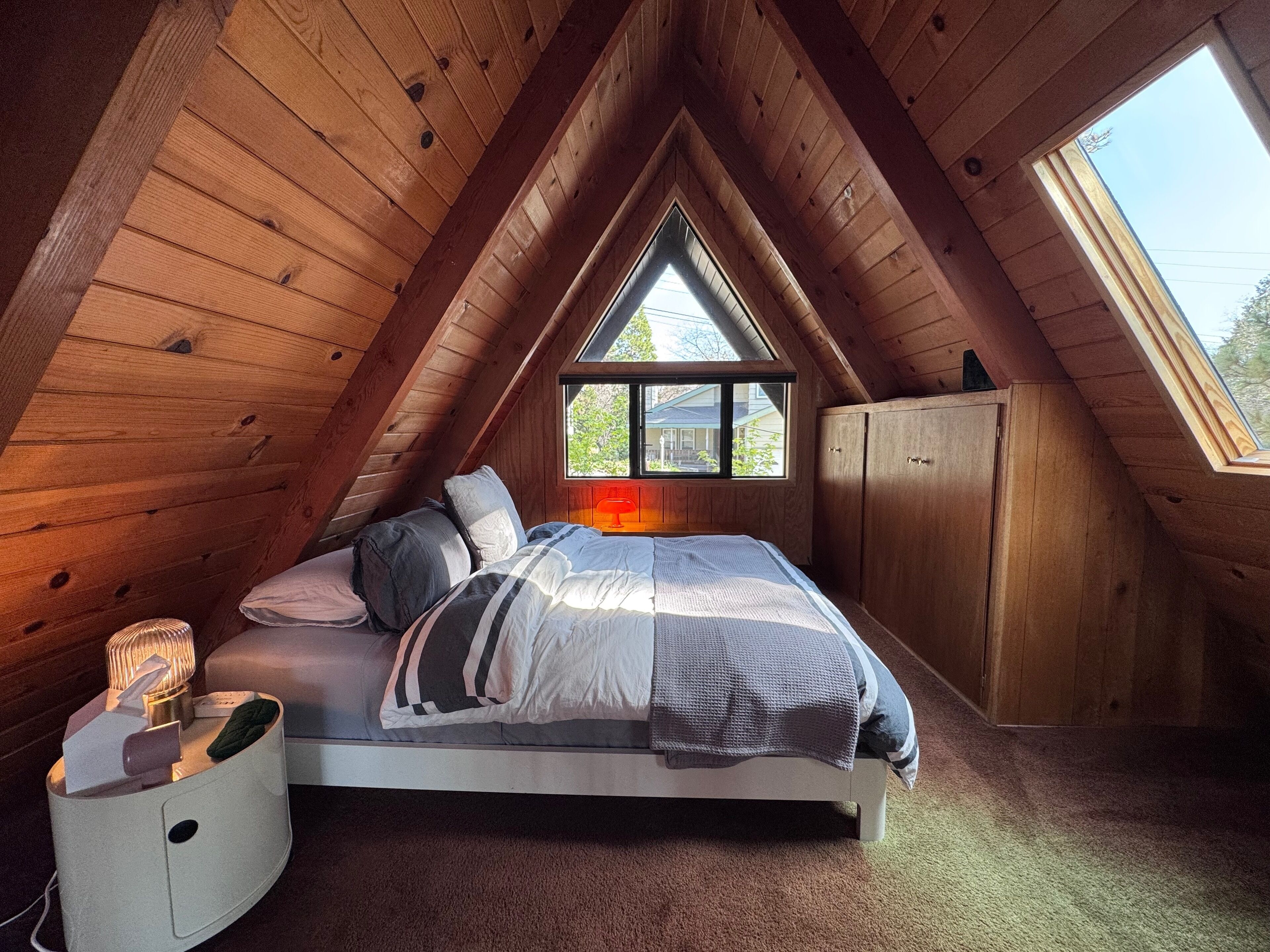 1 habitación, escritorio, tabla de planchar con plancha y cuna de viaje 