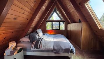 1 habitación, escritorio, tabla de planchar con plancha y cuna de viaje