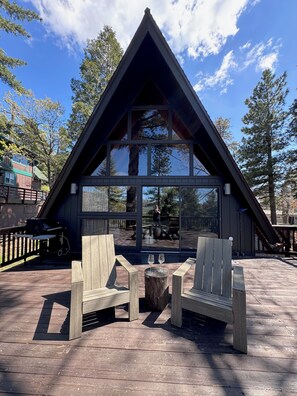 Terrace/patio - A-Frame with Carousel Fireplace - escape to the mountains and get out in nature to hike, enjoy the lakes, and skiing/snowboarding (Running  Springs)