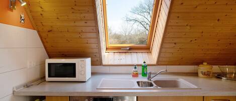 冷蔵庫、電子レンジ、オーブン、コンロ