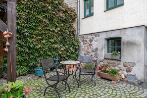 Outdoor dining - Apartment 'Fewo Altstadtkern Waren Müritz 2' with Shared Garden and Wi-Fi (Waren (Müritz))