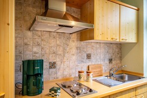 Réfrigérateur, micro-ondes, plaque de cuisson, cafetiÚre/bouilloire