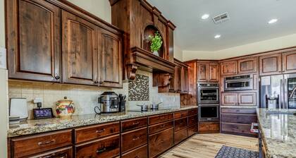 Spacious house w/ private pool, luxury amenities, expansive outdoor space