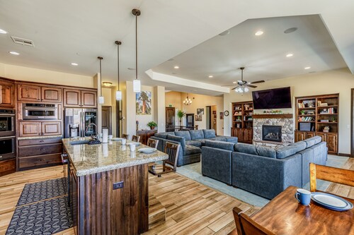 Luxurious & spacious house w/ private pool, expansive outdoor space