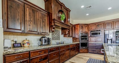 Luxurious & spacious house w/ private pool, expansive outdoor space