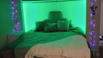 2 Schlafzimmer, Schreibtisch, Bettwäsche
