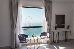 Deluxe-Apartment, Balkon, Meerblick | Schreibtisch, Bügeleisen/Bügelbrett, kostenloses WLAN