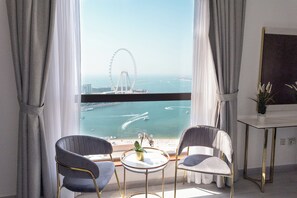 Deluxe appartement, balkon, uitzicht op zee | Een bureau, een strijkplank/strijkijzer, gratis wifi