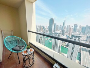 Deluxe-Apartment, 2 Schlafzimmer, Balkon, Blick auf den Jachthafen | Terrasse/Patio