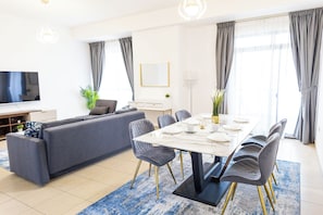 Appartement Deluxe, 2 chambres, balcon, vue sur la marina | Bureau, fer et planche à repasser, accès au Wi-Fi (inclus)