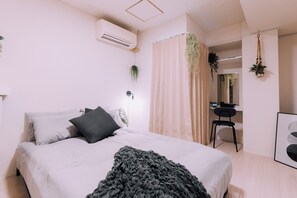 Apartment, 1 Bedroom, Non Smoking, Private Bathroom | 1 bedroom, desk, iron/ironing board