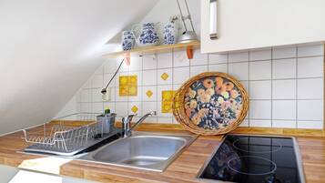 Kühlschrank, Ofen, Herdplatte, Wasserkocher mit Kaffee-/Teezubehör