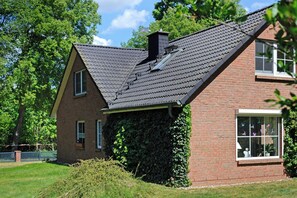 Exterior - Apartment 'Am Fischadlerhorst' with Shared Terrace, Shared Garden and Wi-Fi (Waren - Müritz)
