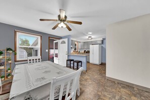 Dining - Charming 2-bedroom apartment near airport in peaceful Cheektowaga (Cheektowaga)