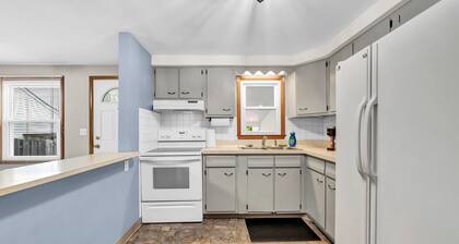 Charming 2-bedroom apartment near airport in peaceful Cheektowaga