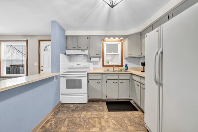 Charming 2-bedroom apartment near airport  in peaceful Cheektowaga