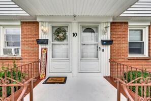 Exterior detail - Charming 2-bedroom apartment near airport in peaceful Cheektowaga (Cheektowaga)