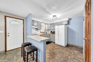 Fridge, microwave, oven, stovetop - Charming 2-bedroom apartment near airport in peaceful Cheektowaga (Cheektowaga)