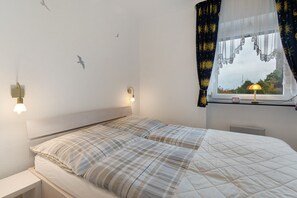 1 bedroom, free WiFi, bed sheets - Apartment 'Förde-Traumblick 2' with Sea View, Balcony and Wi-Fi (Laboe)